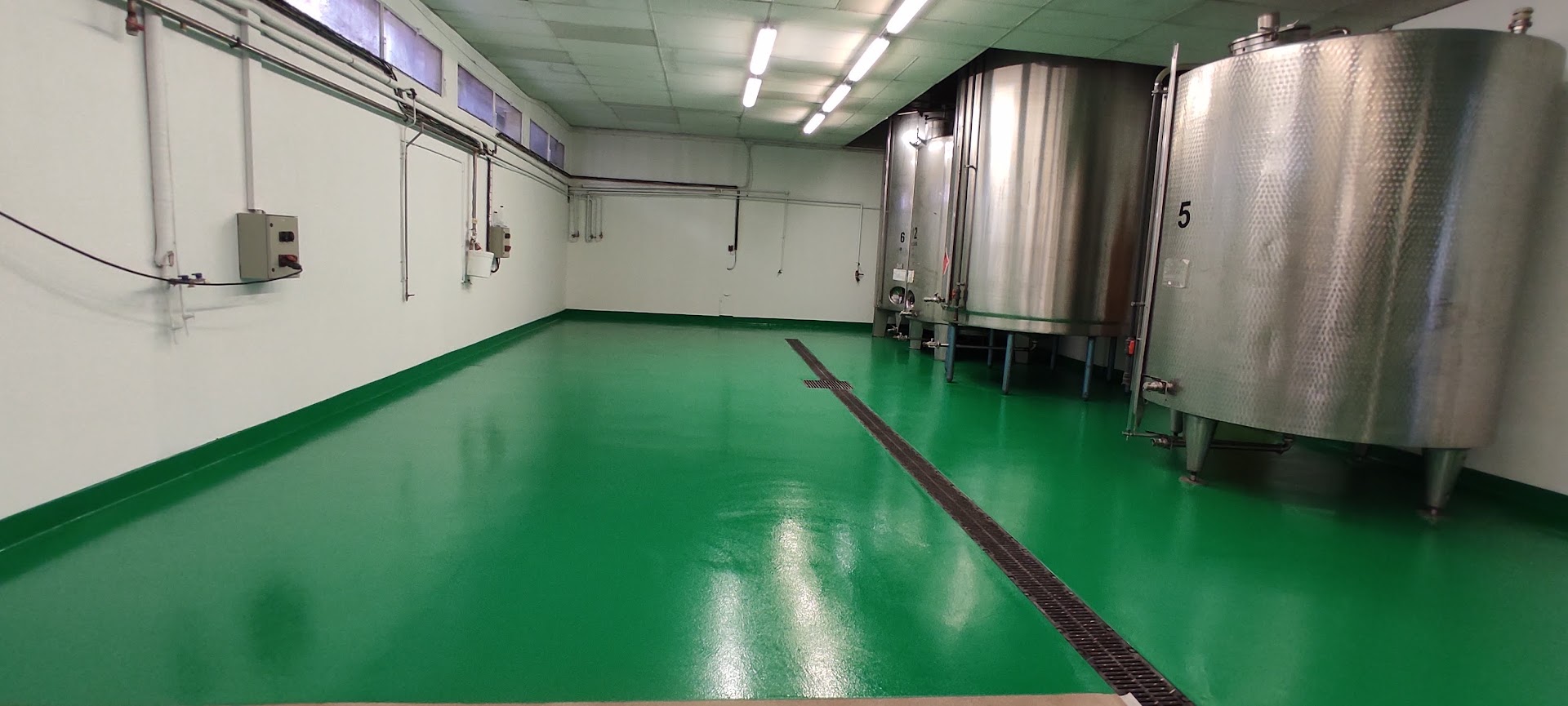 Revêtement de sol en résine époxy pour site industriel - Solest Résine